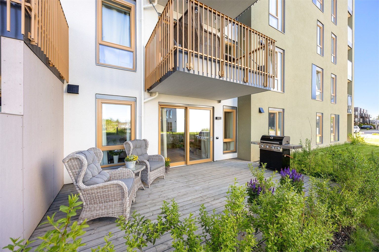 Fra stuen er det utgang til en stor markterrasse på ca. 22 kvadratmeter.