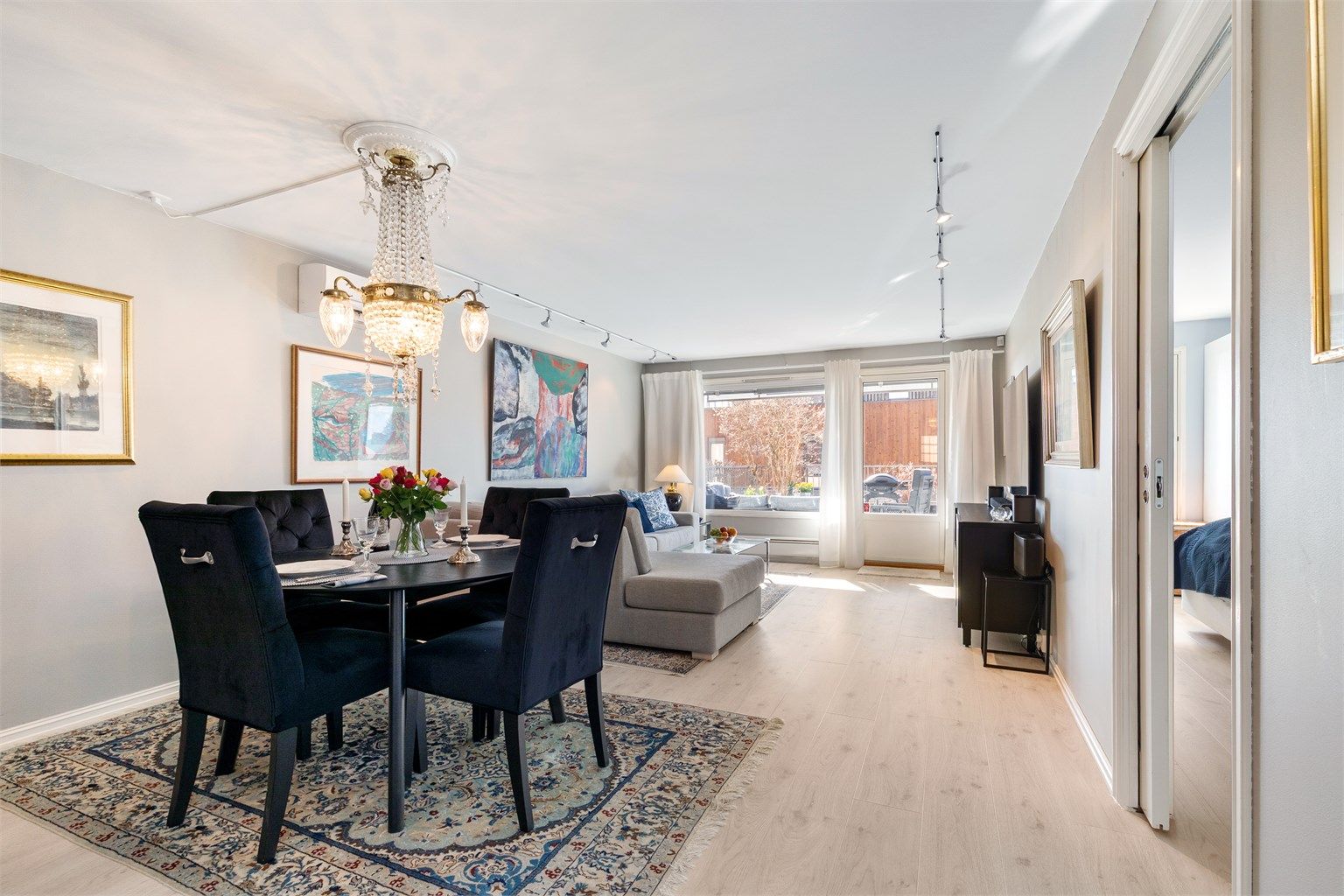 Det er tilgang til hovedsoverommet fra stuen