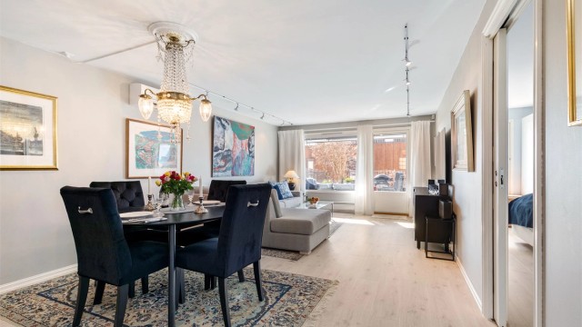 Det er tilgang til hovedsoverommet fra stuen