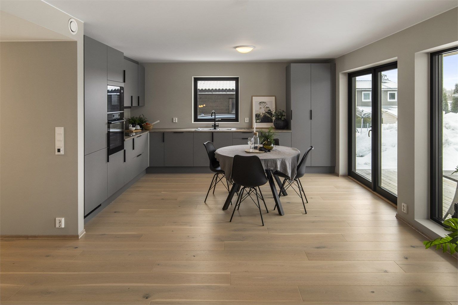 Kjøkkenet er fra HTH og med integrerte hvitevarer