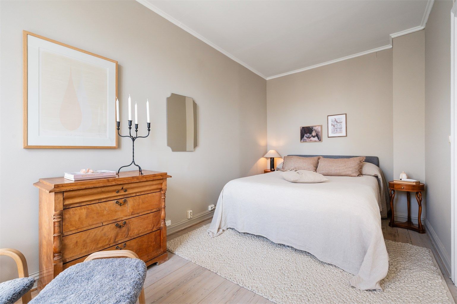 Hovedsoverommet har god plass til dobbeltseng og oppbevaringsmøbler.