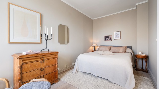 Hovedsoverommet har god plass til dobbeltseng og oppbevaringsmøbler.