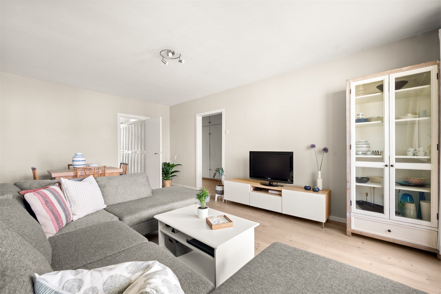 TV/internett og oppvarming via radiatorer er inkludert i felleskostnadene.