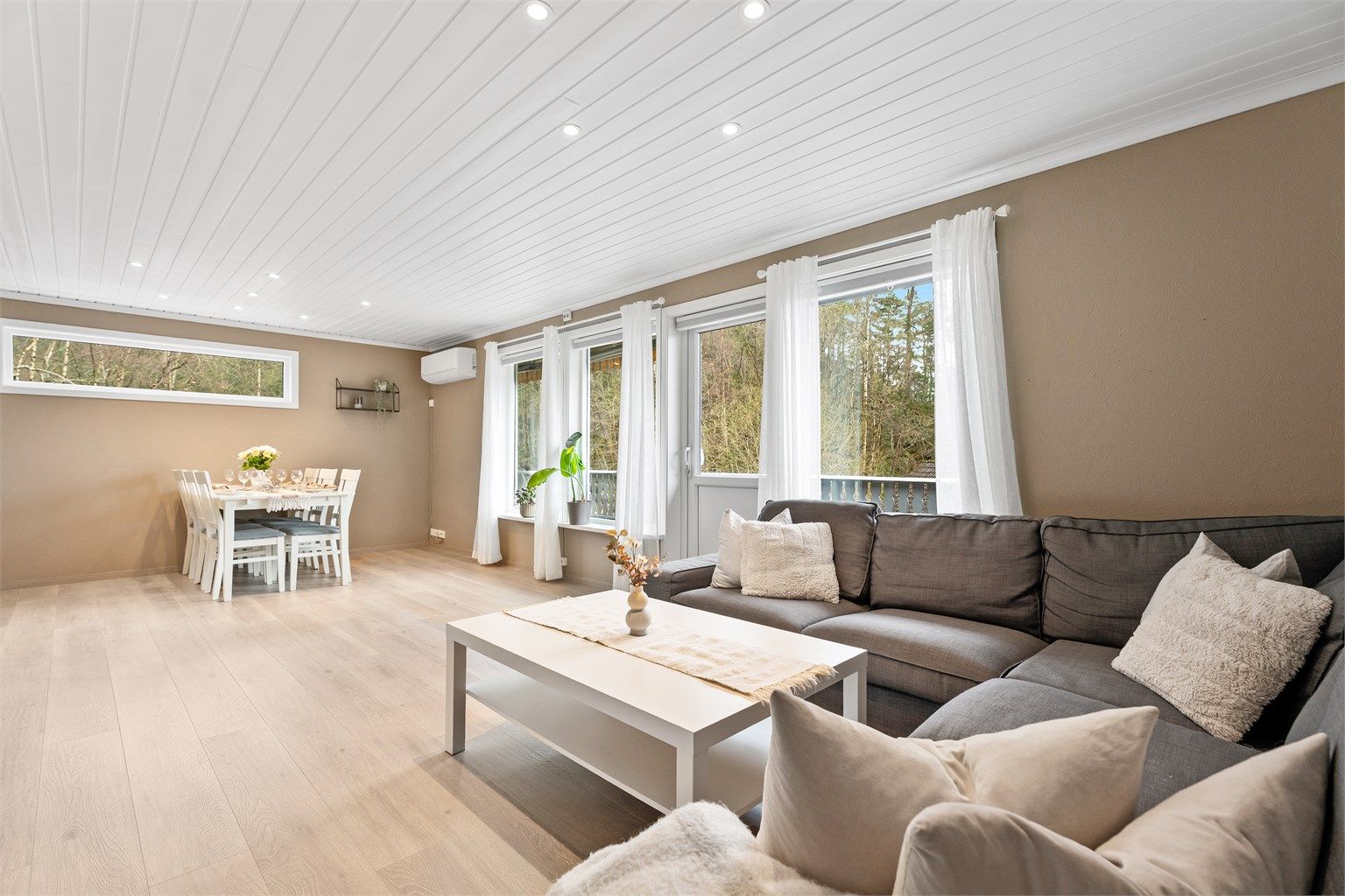 Det er downlights i himlingen og det er lagt nyere en-stavs laminatgulv. 