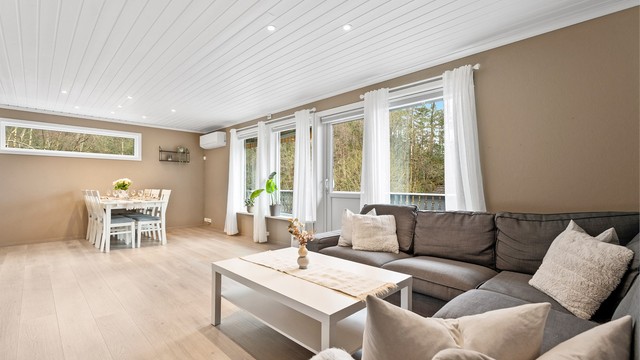 Det er downlights i himlingen og det er lagt nyere en-stavs laminatgulv.