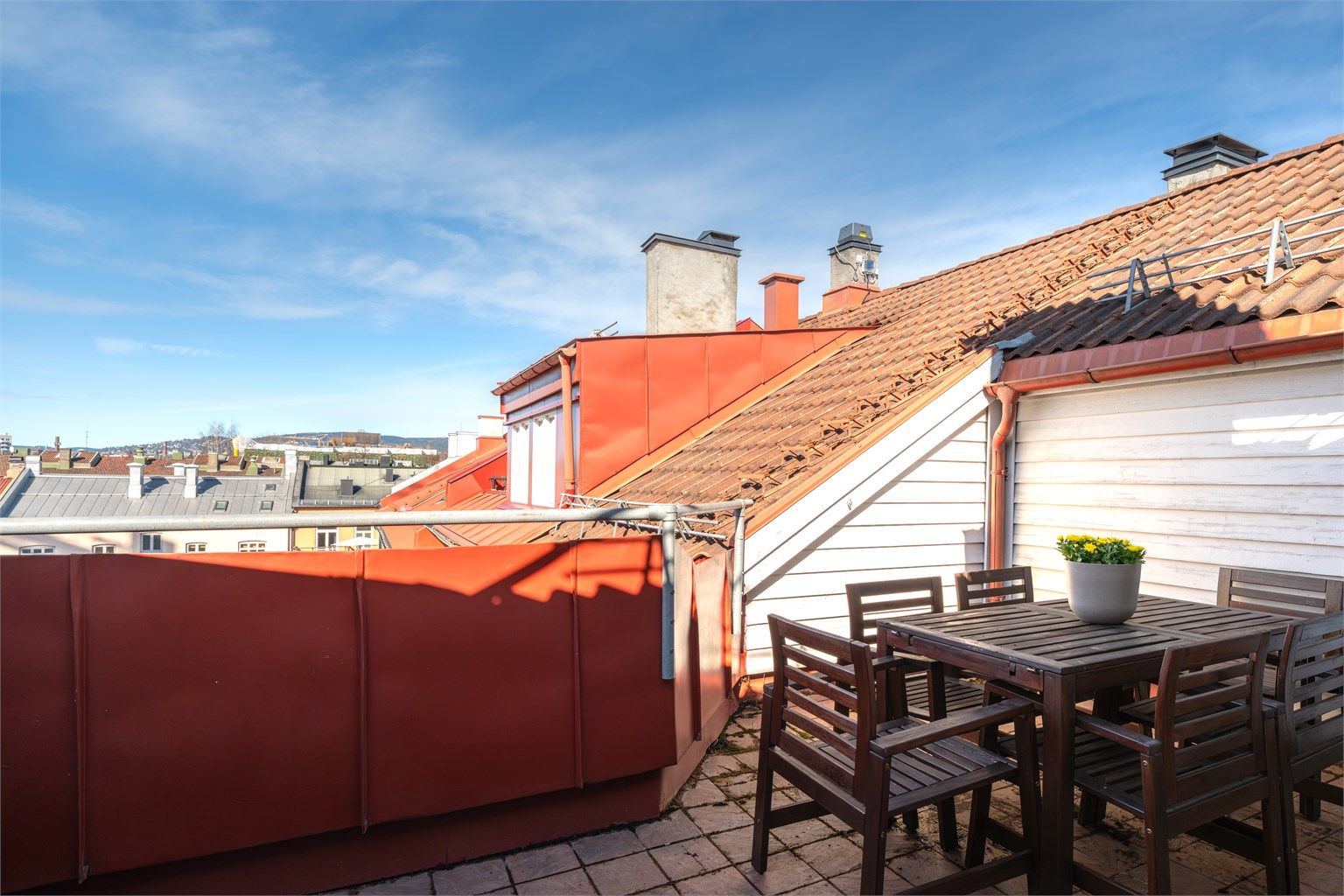 Solrik, felles takterrasse bare en trapp opp fra leiligheten. Her er det sol fra morgen til kveld. De fleste har egen balkong noe som gjør at takterrassen ikke blir så mye brukt av beboerne.