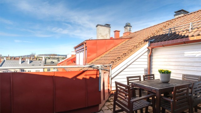 Solrik, felles takterrasse bare en trapp opp fra leiligheten. Her er det sol fra morgen til kveld. De fleste har egen balkong noe som gjør at takterrassen ikke blir så mye brukt av beboerne.