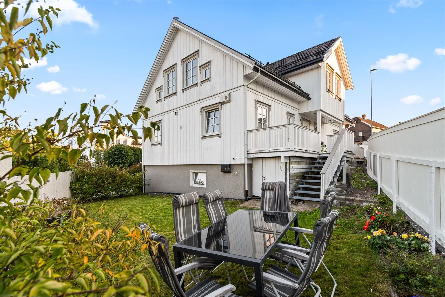 Mot nord/øst er det tilrettelagt med en hageparsell - perfekt til lek og moro, eller for deg som drømmer om en lettstelt hageflekk i sentrale omgivelser.