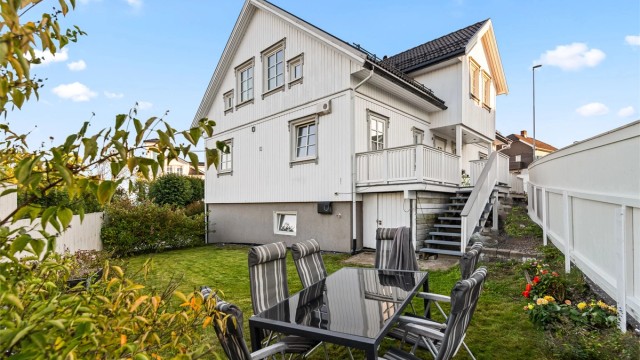 Mot nord/øst er det tilrettelagt med en hageparsell - perfekt til lek og moro, eller for deg som drømmer om en lettstelt hageflekk i sentrale omgivelser.