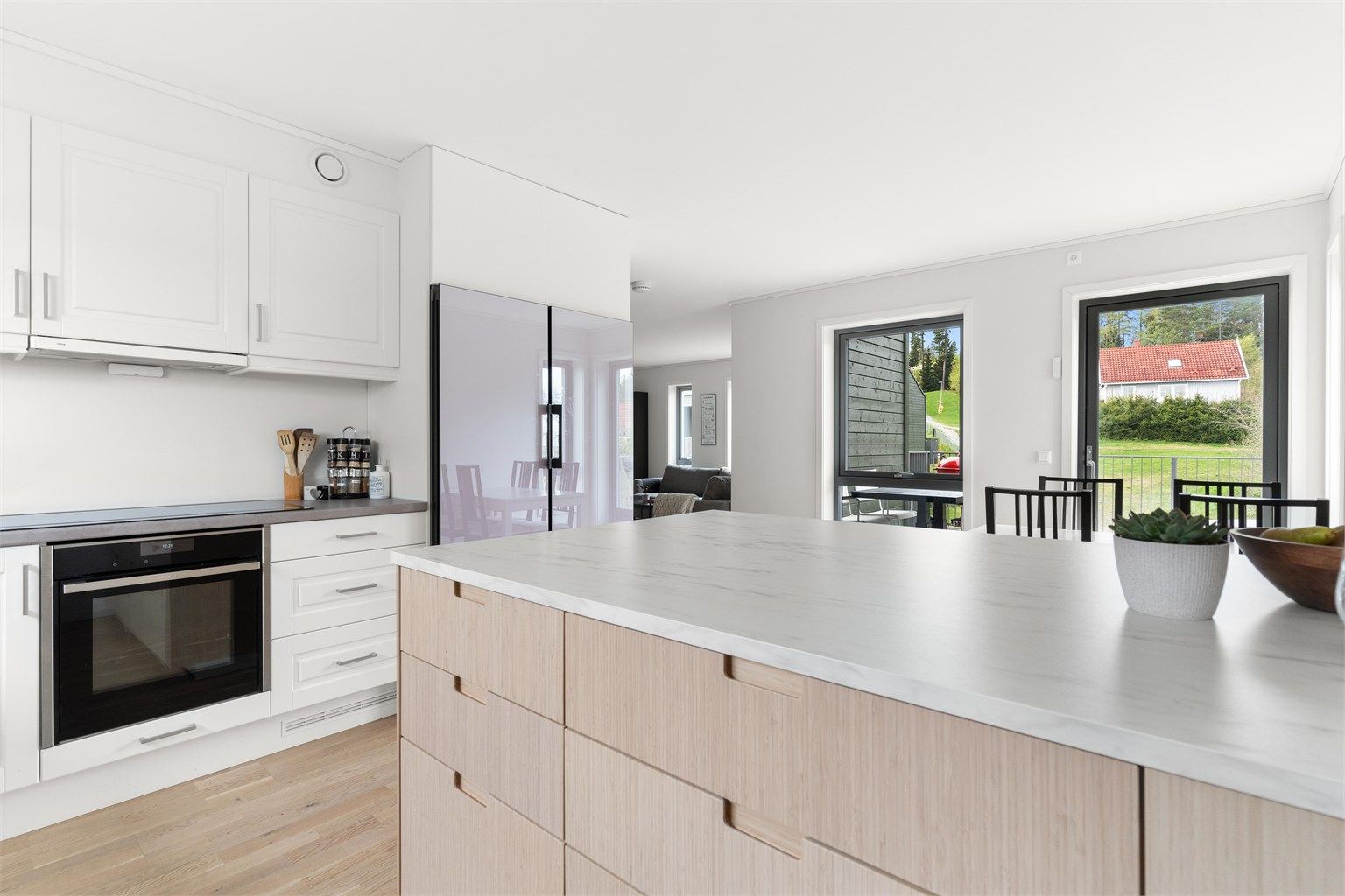 Kjøkkenøyen er av god størrelse som gir ekstra benke- og oppbevaringsplass. 