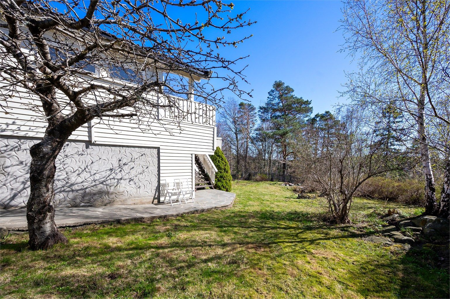 Stor hage opparbeidet med plen og beplantninger