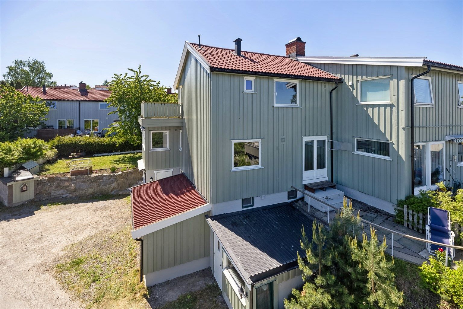  Boligen ligger meget sentralt med kort vei til Tangen senter, barne- og ungdomsskole og Kommunehus med bibliotek og helsestasjon