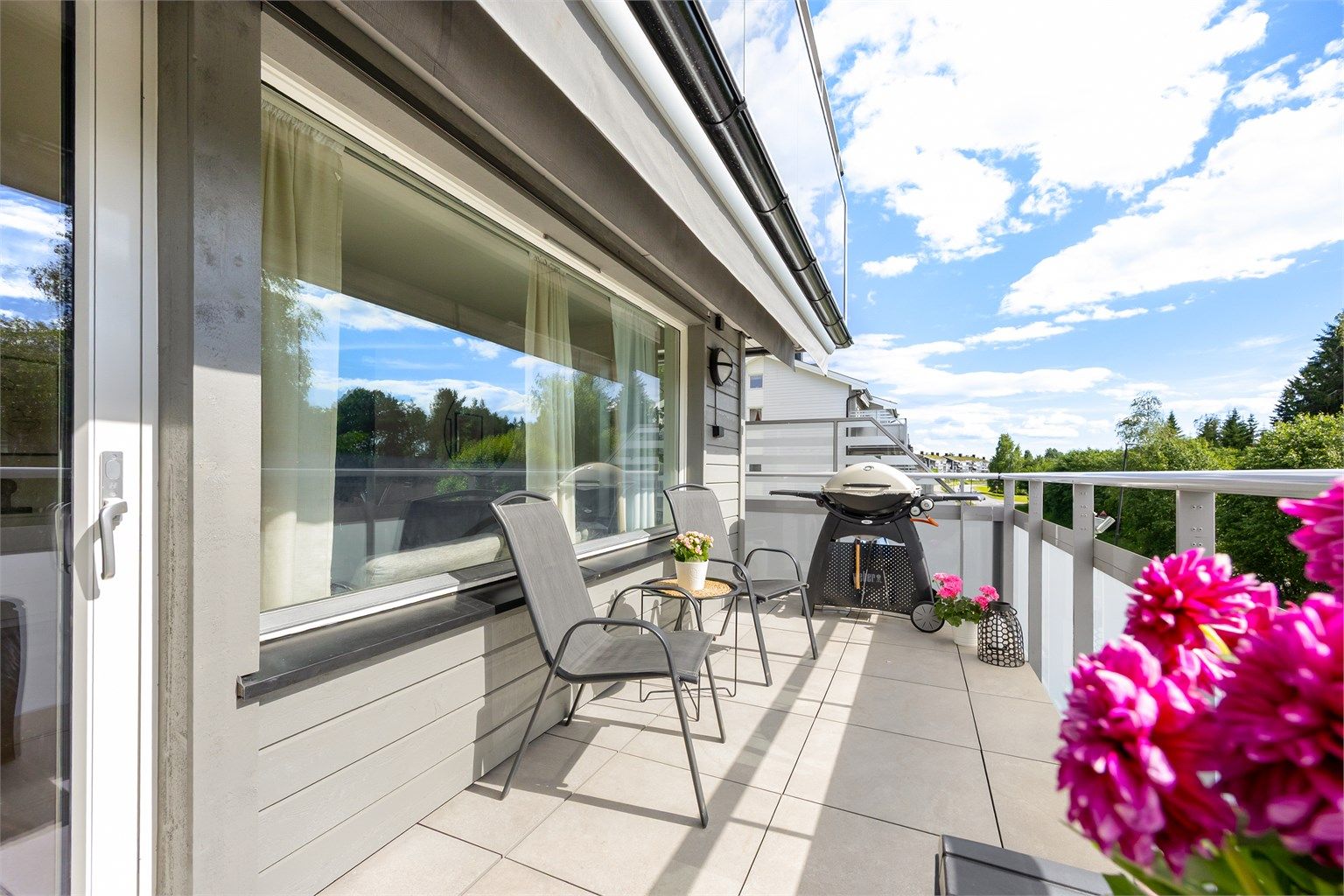 Balkongen er målt opp til ca. 10 m² har flislagt gulv og god plass til en sittegruppe.
