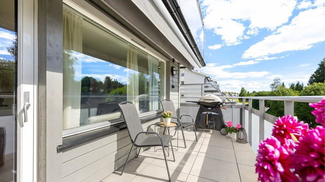 Balkongen er målt opp til ca. 10 m² har flislagt gulv og god plass til en sittegruppe.