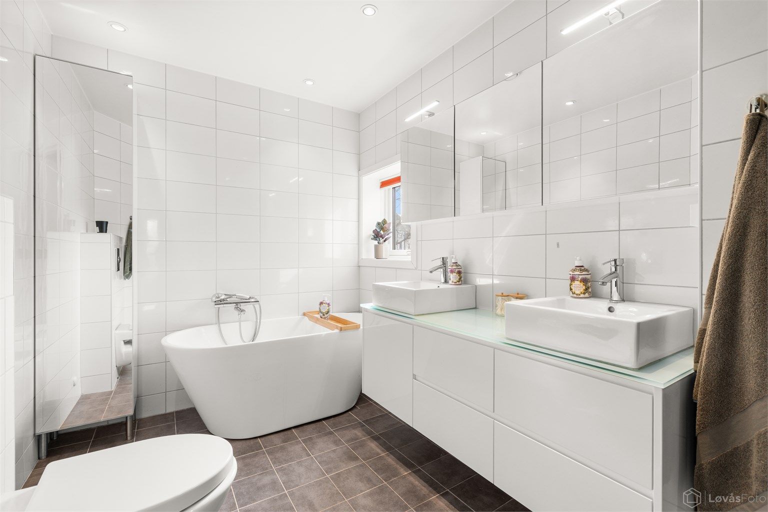 Badet i andre etasje er fra byggeåret, med flislagt gulv med gulvvarme og flislagte vegger.