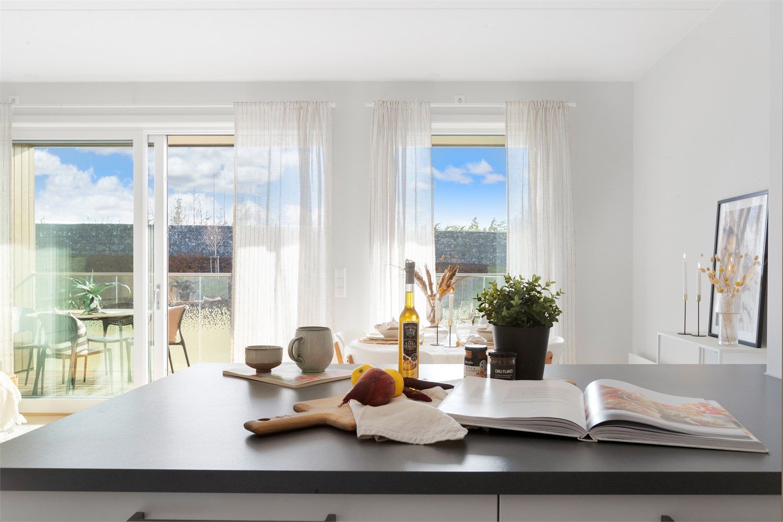 Fra kjøkkenbenken har du god oversikt over stuen og ut mot balkongen.