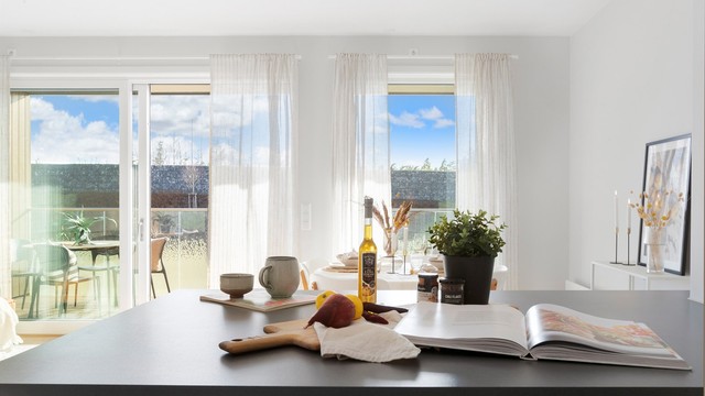 Fra kjøkkenbenken har du god oversikt over stuen og ut mot balkongen.