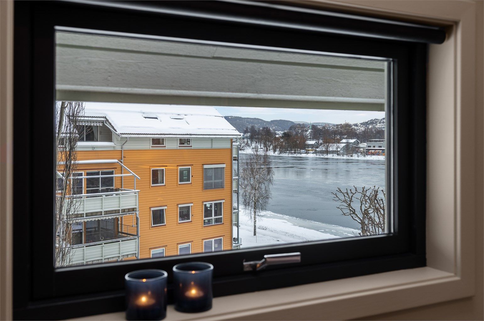 Fra soveromsvinduet er det et fint utsyn mot Drammenselva.