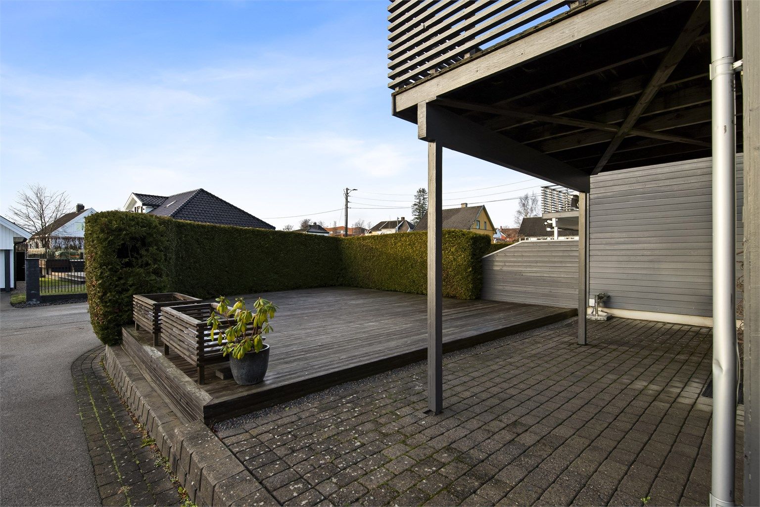 Godt skjermet uteplass, hvor hele uteområdet er dekket av terrasse.