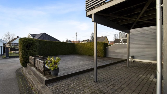 Godt skjermet uteplass, hvor hele uteområdet er dekket av terrasse.