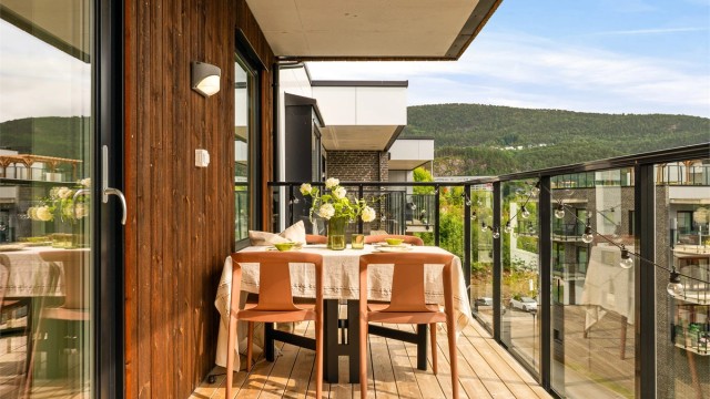 - Romslig med god plass til både sitte- og spisegruppe -