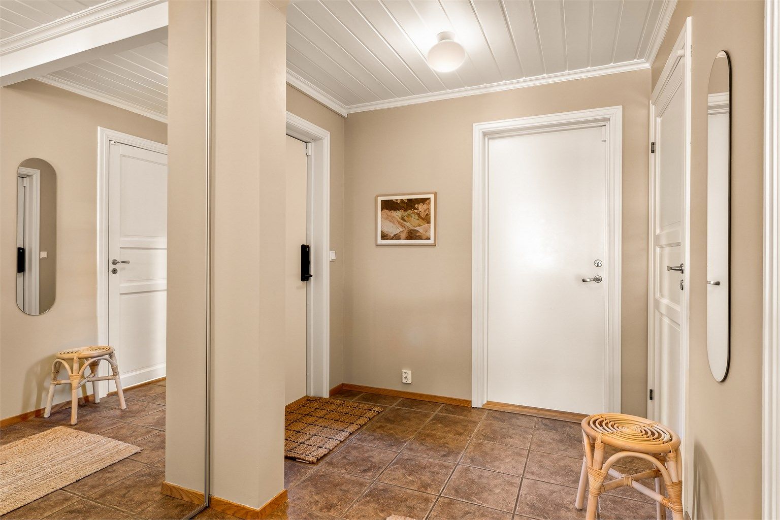 Romslig entre hvor det er adkomst til bad, vaskerom og garasje