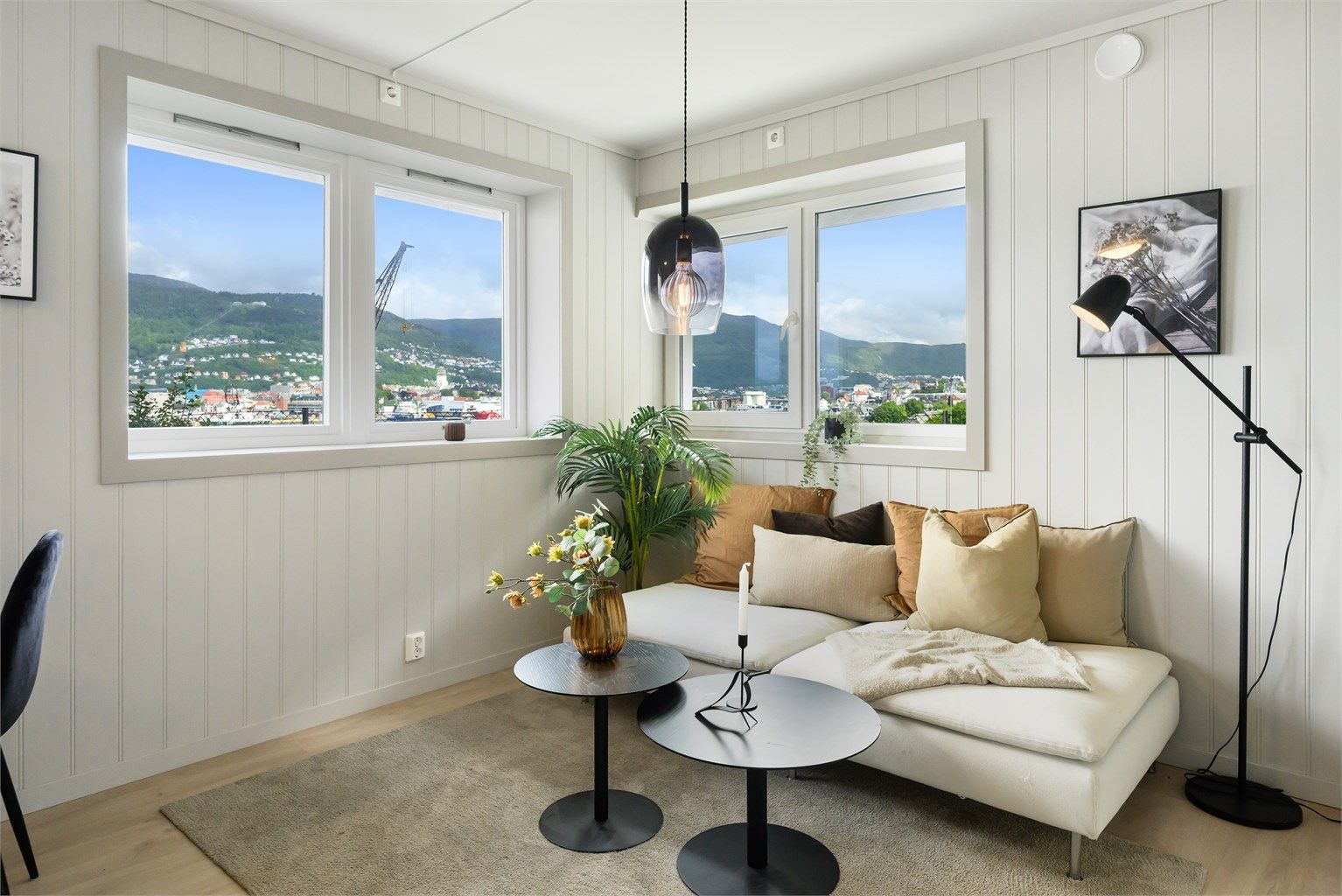 Sokkeleilighet med nydelig utsikt mot byfjorden og Bergen. 