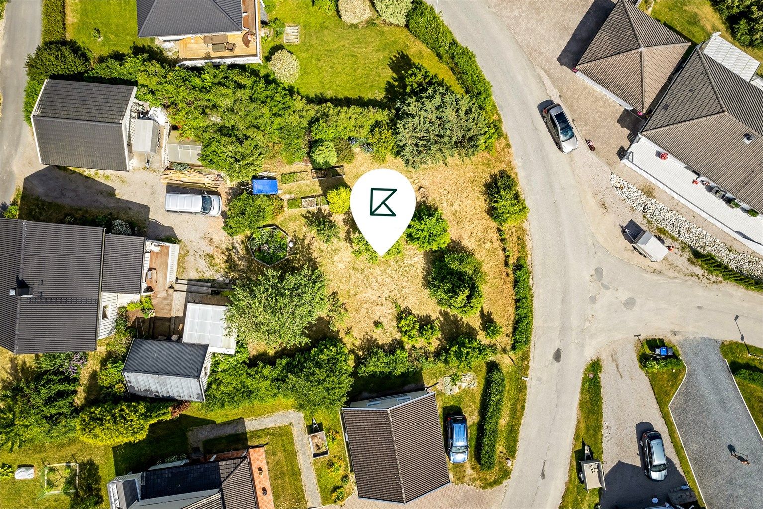 Tomten har en fin beliggenhet i etablert og populært villastrøk, stort sett bestående av frittliggende boliger