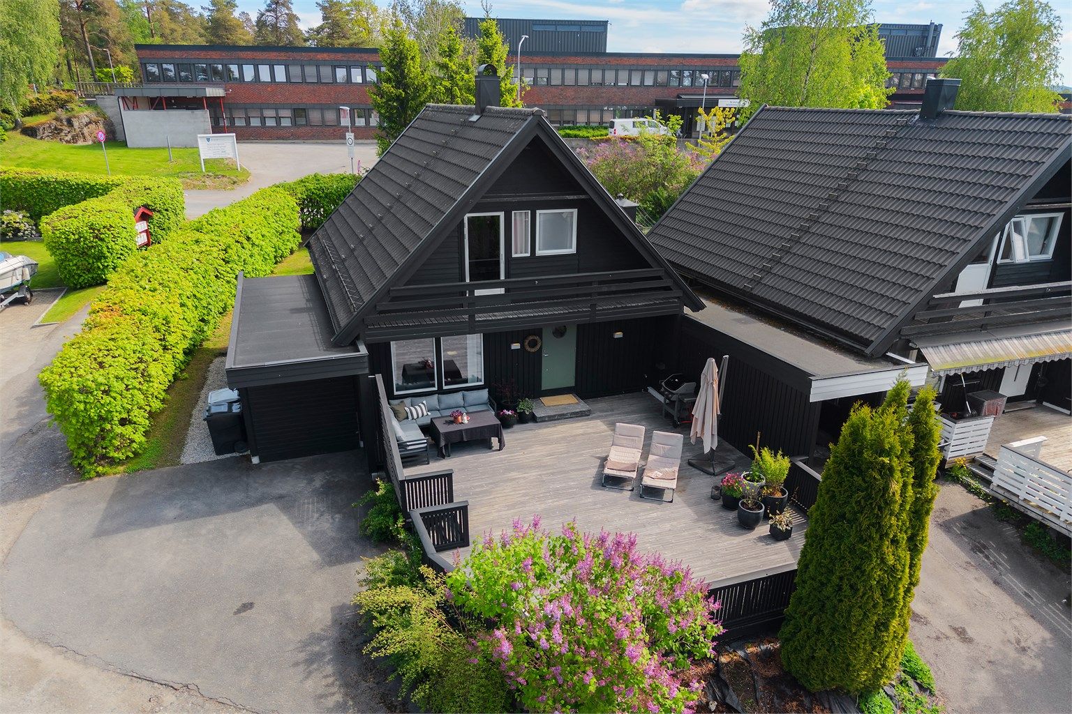 Stor, sydvestvendt terrasse på ca. 64 kvm og garasje med elbillader fra 2023.
