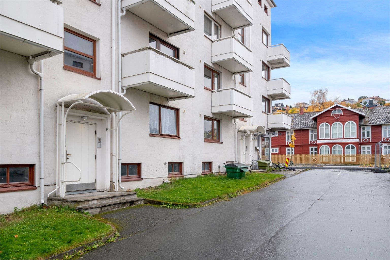 Her bor du med gangavstand til en rekke dagligdagse servicetilbud, gode kollektivmuligheter og fantastiske turmuligheter. 