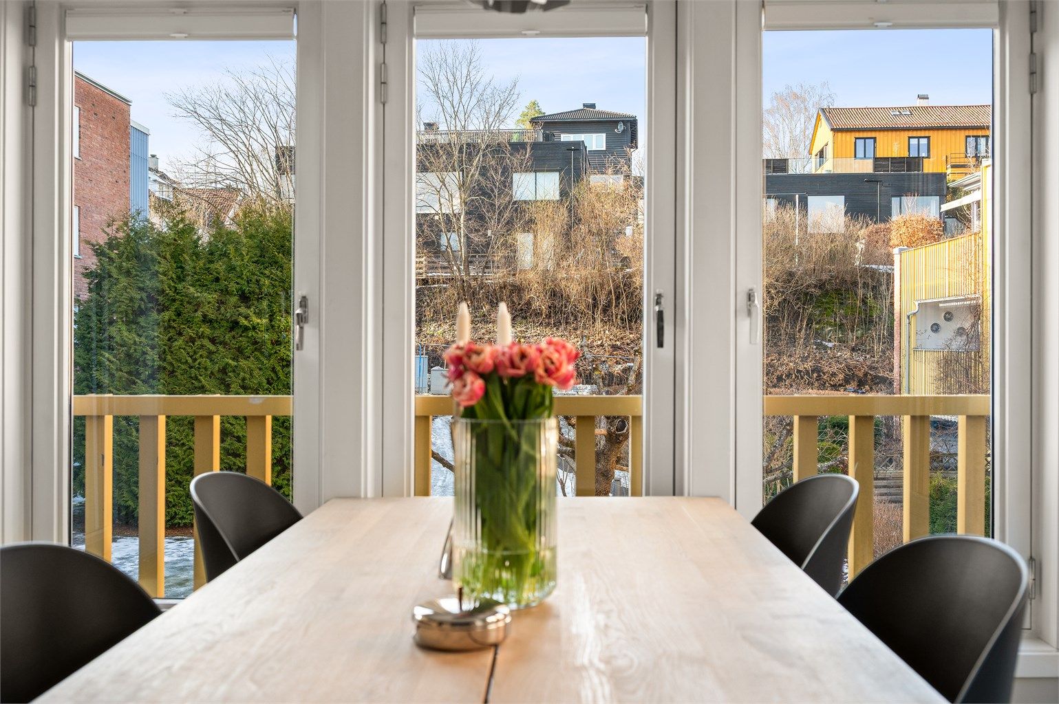 Fra spiseplassen har man utsyn mot rolige og grønne omgivelser.