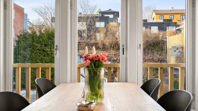 Fra spiseplassen har man utsyn mot rolige og grønne omgivelser.