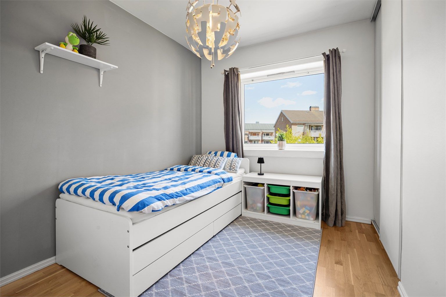 Soverom 2 med skyvedørsgarderobe