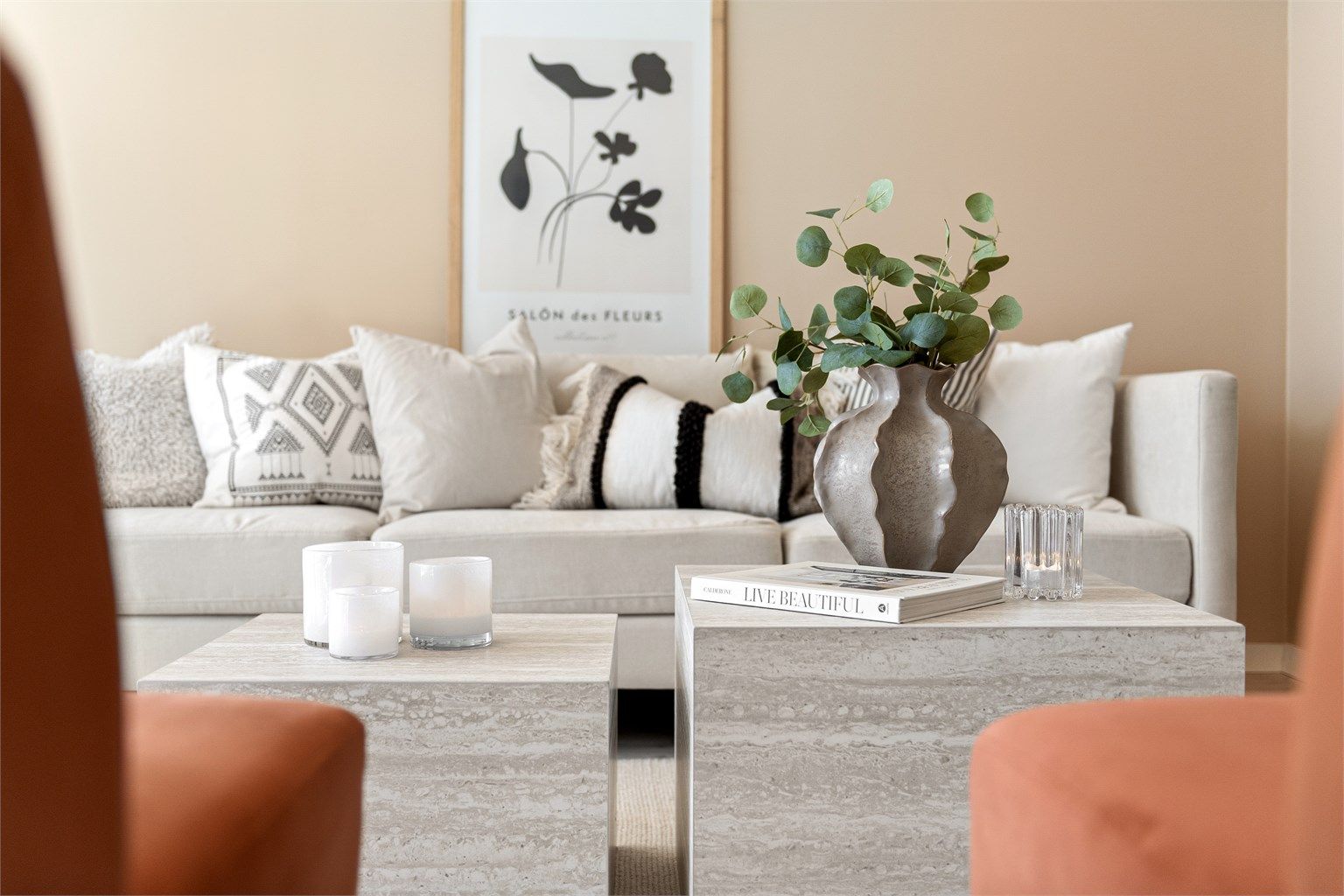 Gjennomtenkte materialvalg og en dempet fargepalett gir et helhetlig og stilrent uttrykk