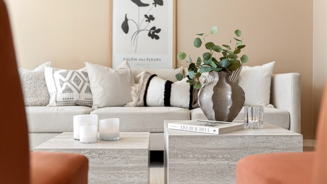 Gjennomtenkte materialvalg og en dempet fargepalett gir et helhetlig og stilrent uttrykk