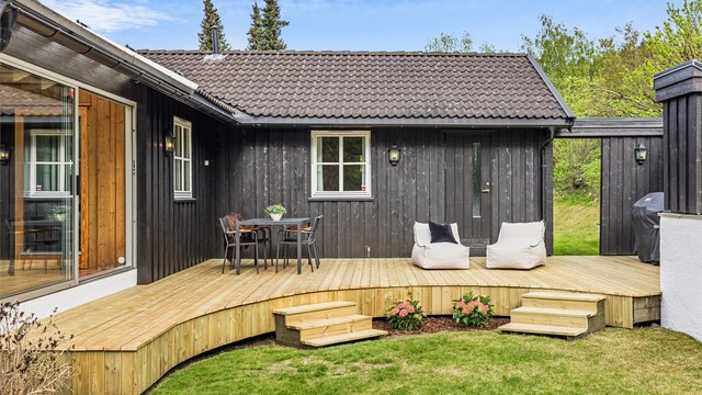Den buede formen på terrassen skaper et mykt og innbydende uterom.