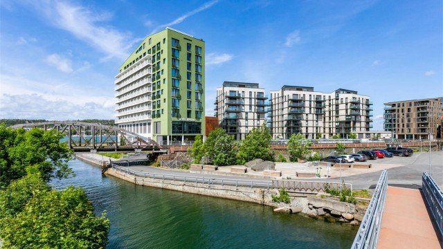 Nye gangbroer over Mosseelva kobler Verket på byens veletablerte sentrum.