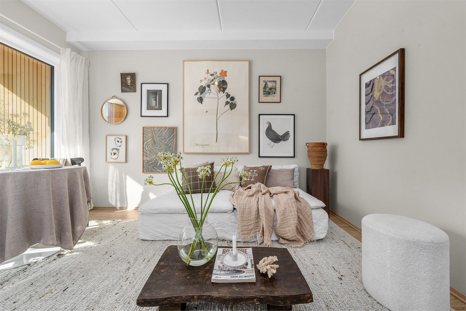 Store vindusflater slipper inn rikelig med dagslys og skaper en behagelig atmosfære