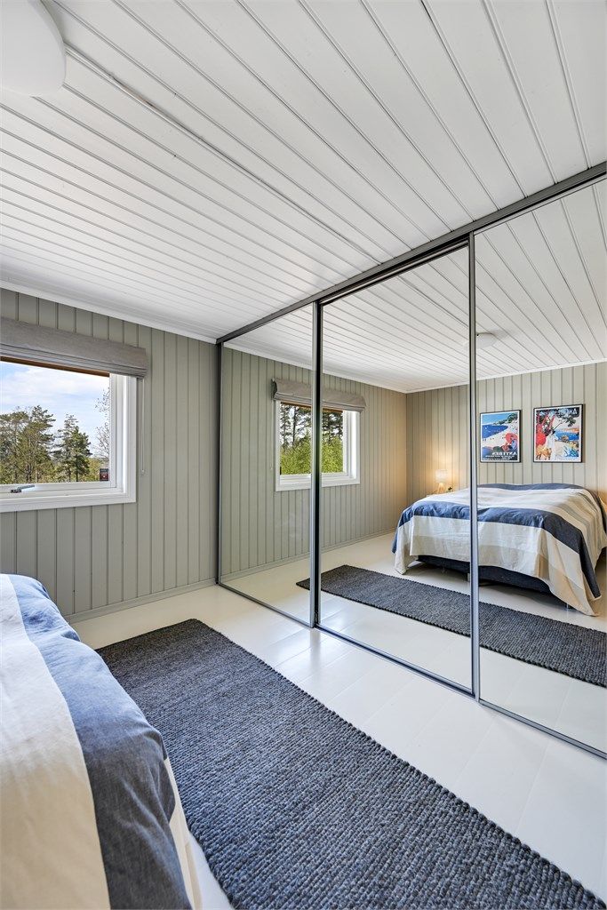 Her er det romslig skyvedørsgarderobe