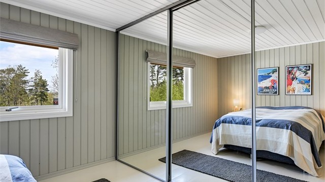 Her er det romslig skyvedørsgarderobe