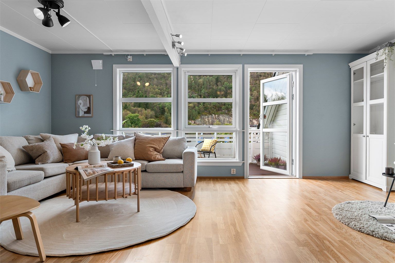 - Utgang fra stue til vestvendt balkong på ca. 11 m2 -