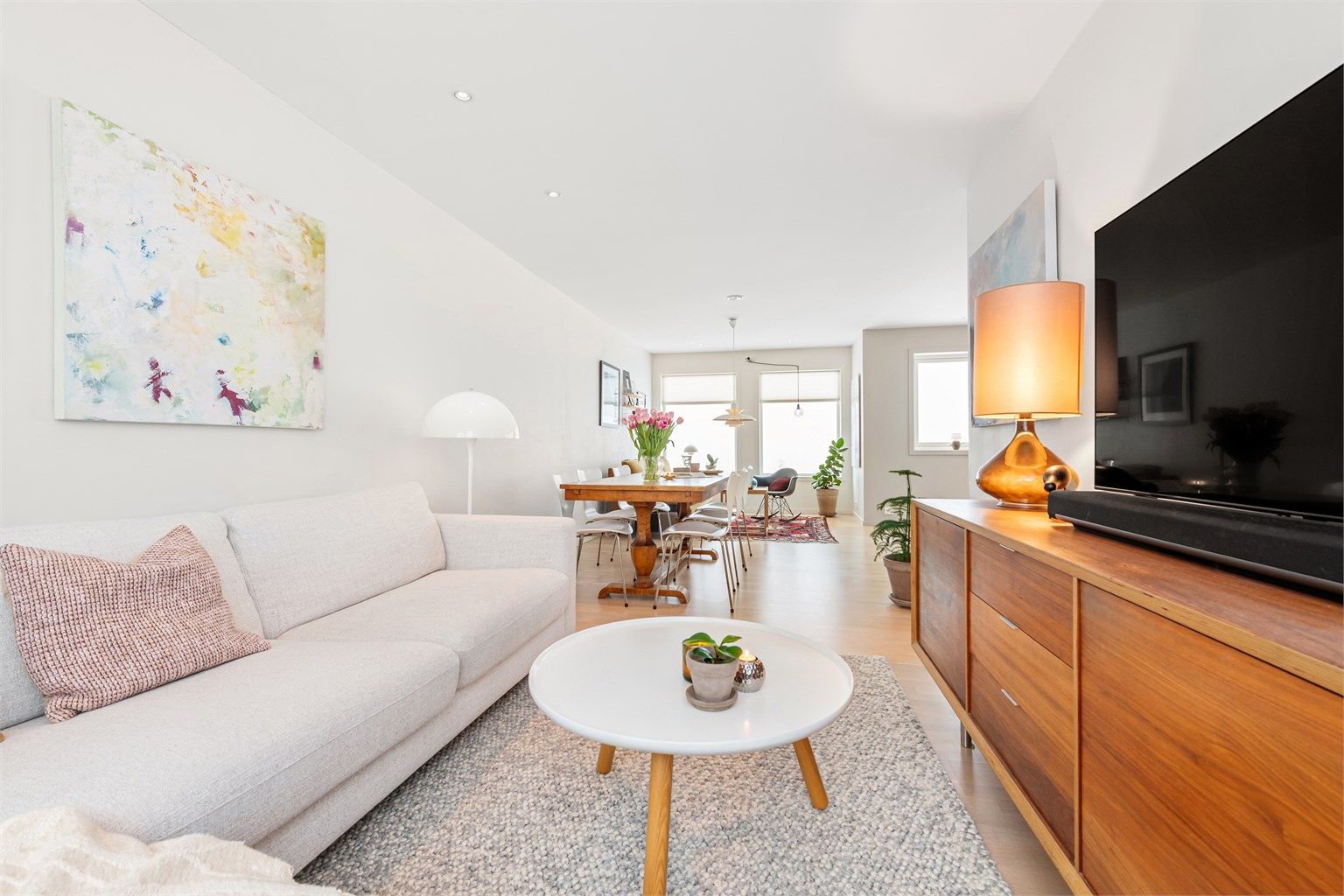 Fra stuen er det direkte utgang til den stor terrasse på 60 kvm