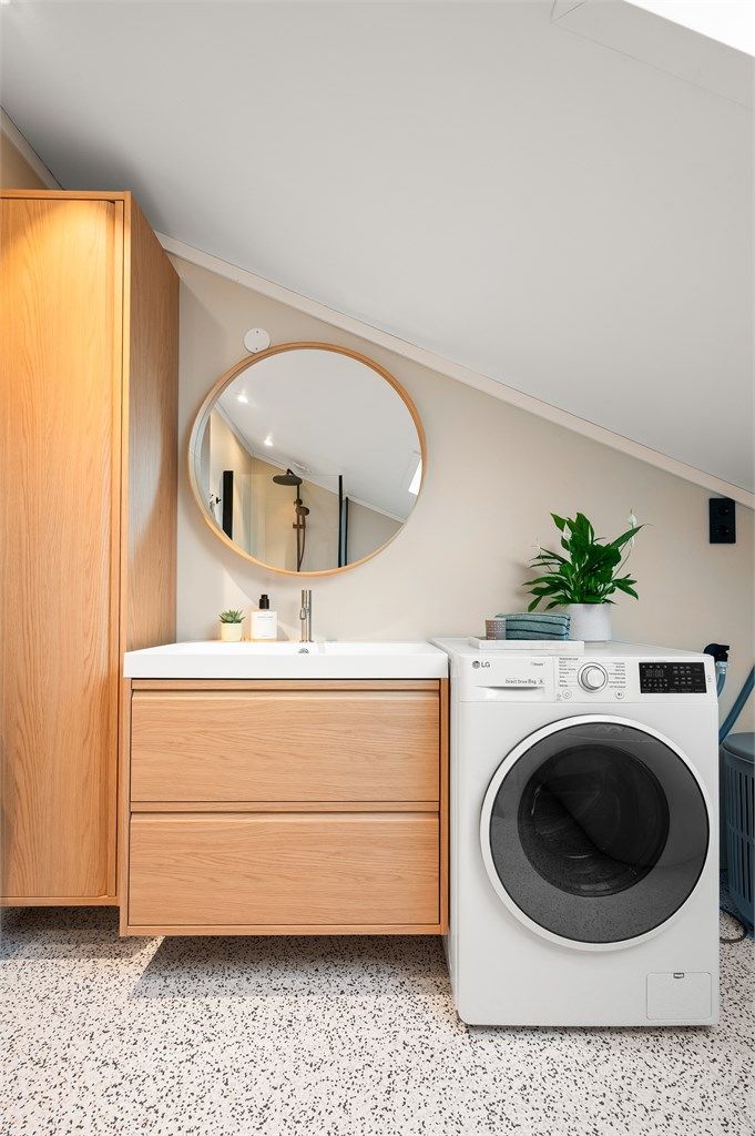 Her er det servant nedfelt i innredning og praktisk opplegg for vaskemaskin.