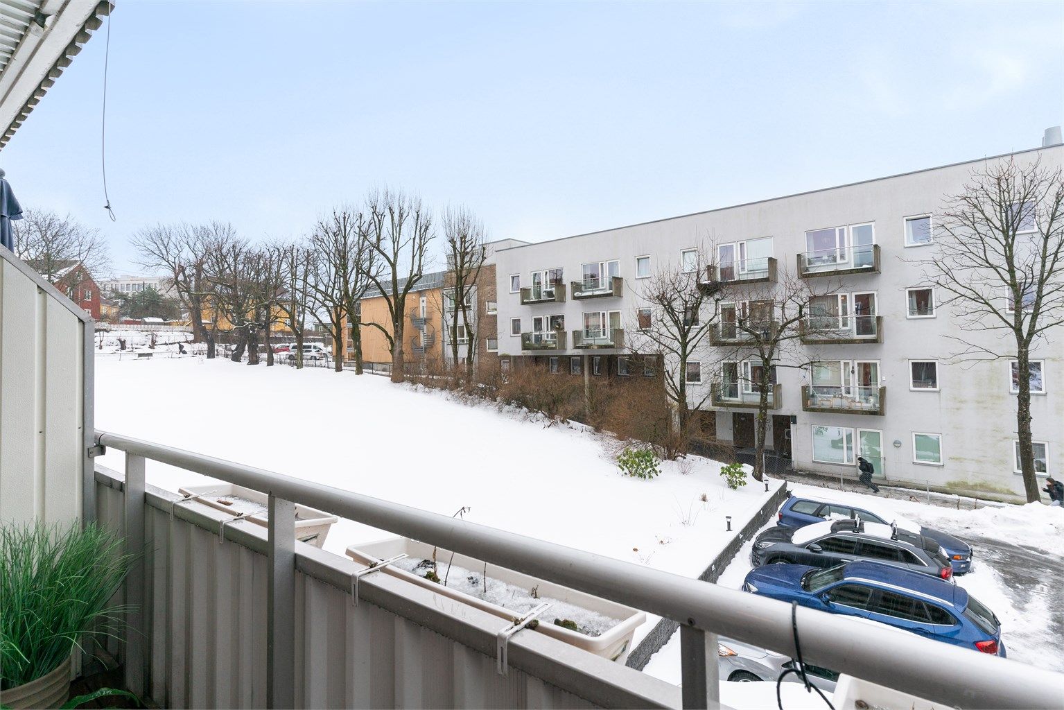 Balkongen fungerer som en naturlig forlengelse av stuen.