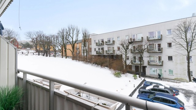 Balkongen fungerer som en naturlig forlengelse av stuen.