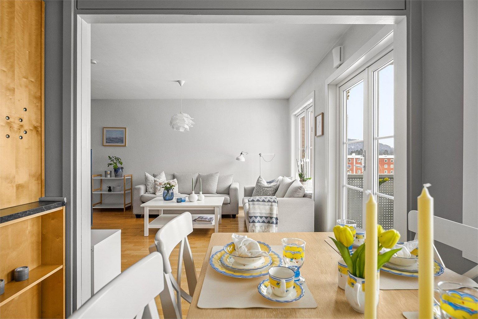 Gjennomgående 2-stavs parkett binder sammen stue og spiseplass.