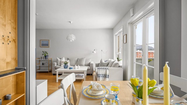 Gjennomgående 2-stavs parkett binder sammen stue og spiseplass.