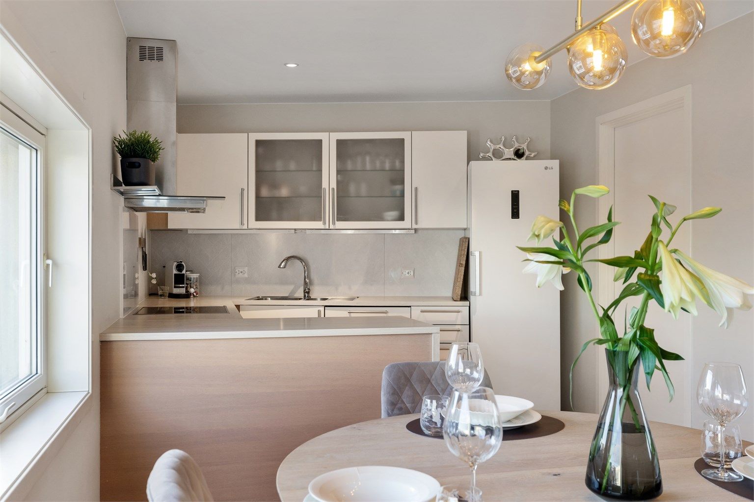 Åpent og praktisk kjøkken med gjennomtenkt layout og lys innredning.