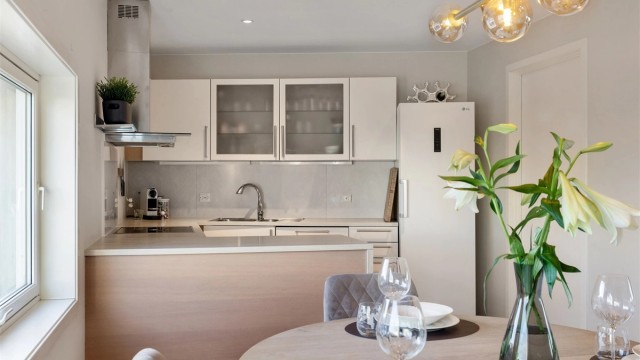 Åpent og praktisk kjøkken med gjennomtenkt layout og lys innredning.