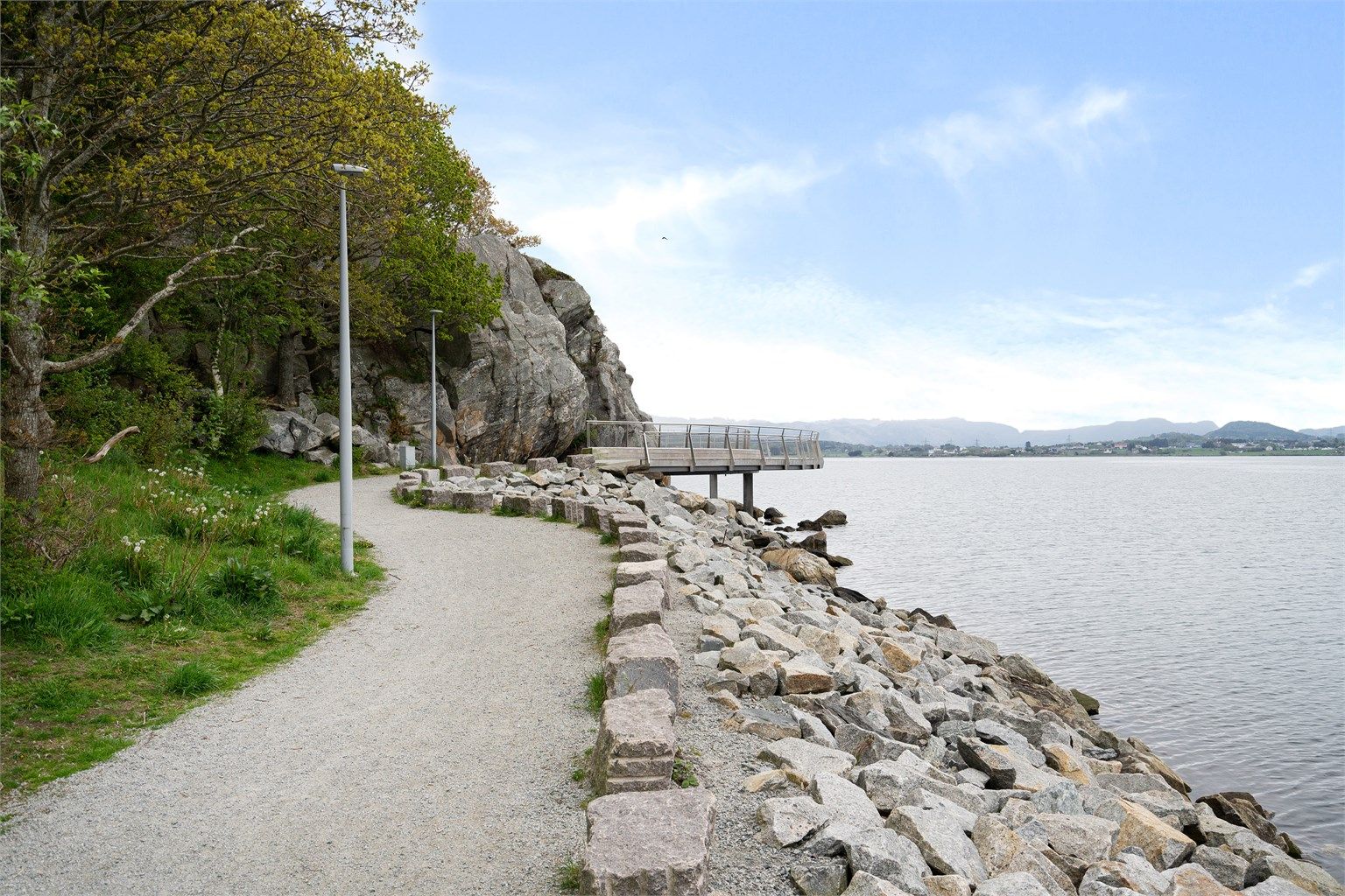 Turområdene langs fjorden inviterer til gåturer eller en løpetur i vakre omgivelser rett utenfor døren.
